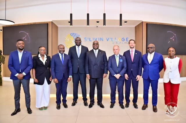 Participants à l'inauguration du Data Center Silikin Village, incluant des entrepreneurs et des membres du gouvernement congolais.