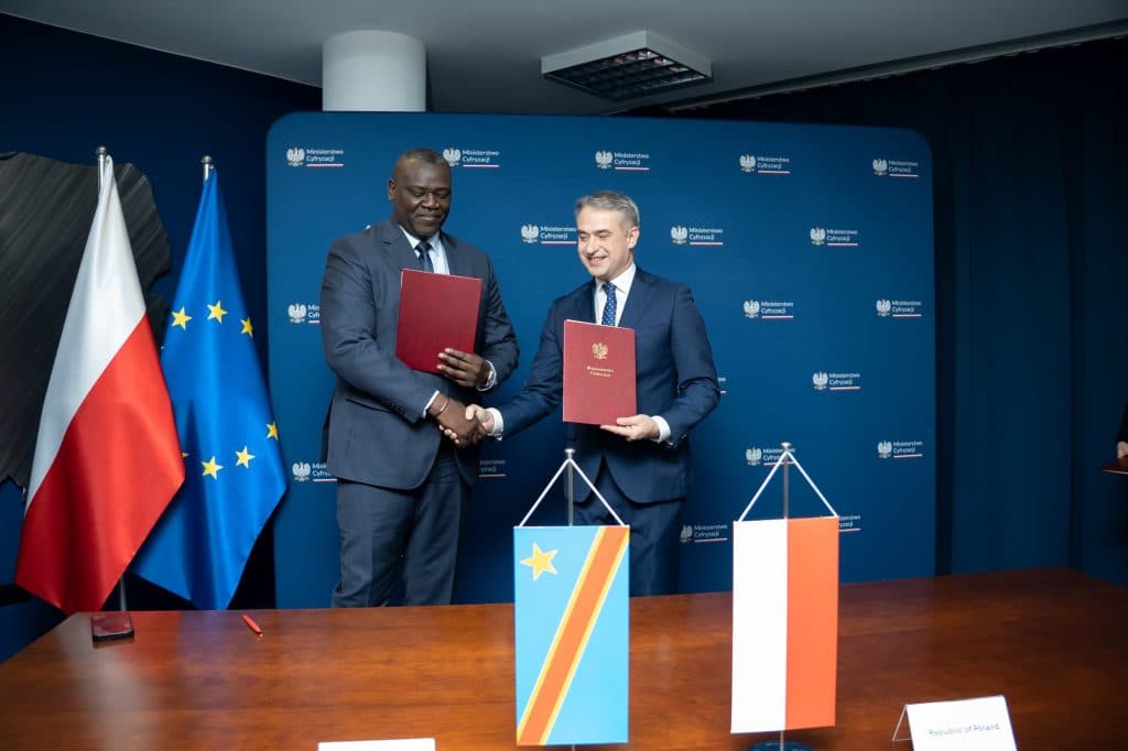 Signature du protocole d'accord entre Augustin Kibassa et Krzysztof Gawkowski à Varsovie