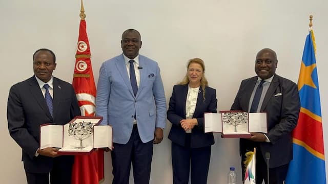Augustin Kibassa Maliba accueilli à son arrivée à l'aéroport de Tunis par l'ambassadeur de la RDC et des officiels tunisiens.