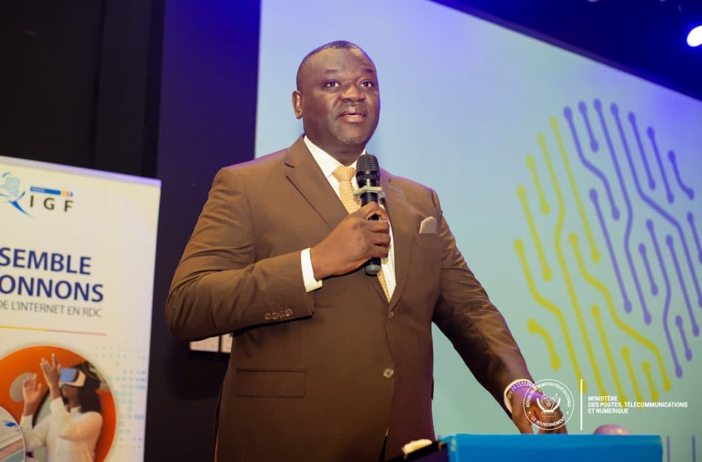 Le Ministre Augustin Kibassa Maliba lors du discours d'ouverture du Forum des Jeunes sur la Gouvernance de l'Internet à Kinshasa.