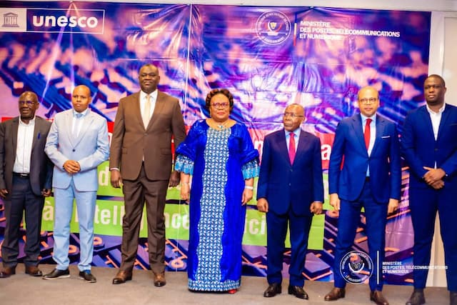 Photo de groupe avec les ministres et experts lors de l’atelier sur l’IA en RDC.