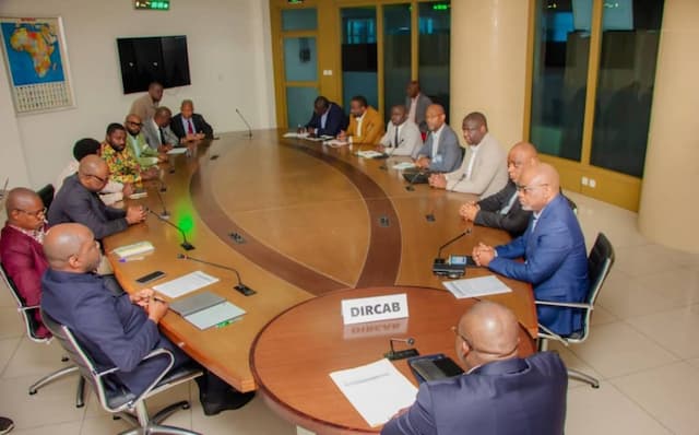 Séraphin Umba présidant la cérémonie de remise et reprise au Ministère des PTN à Kinshasa