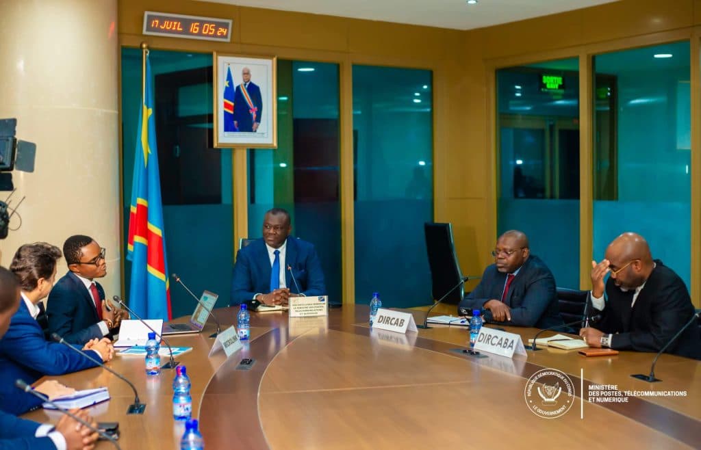 Le Ministre Augustin Kibassa Maliba en réunion avec la délégation de la société américaine Microlink à Kinshasa