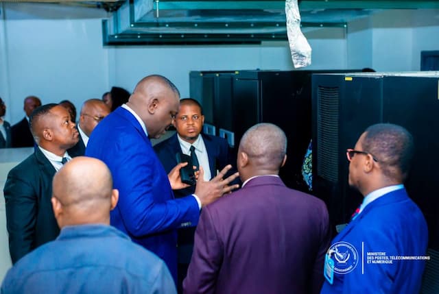 Le Ministre Augustin Kibassa Maliba inspecte le data center gouvernemental à Kinshasa